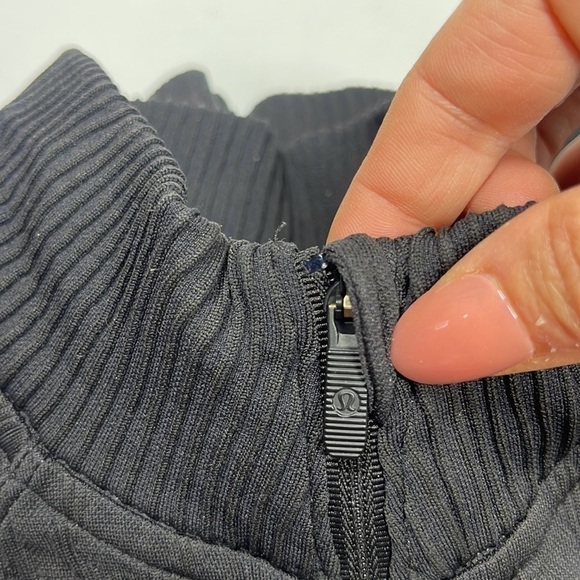 Lululemon Women's Black Long Sleeve 1/4 Zip Mock Neck Pullover Top Size 4? - Picture 6 of 8